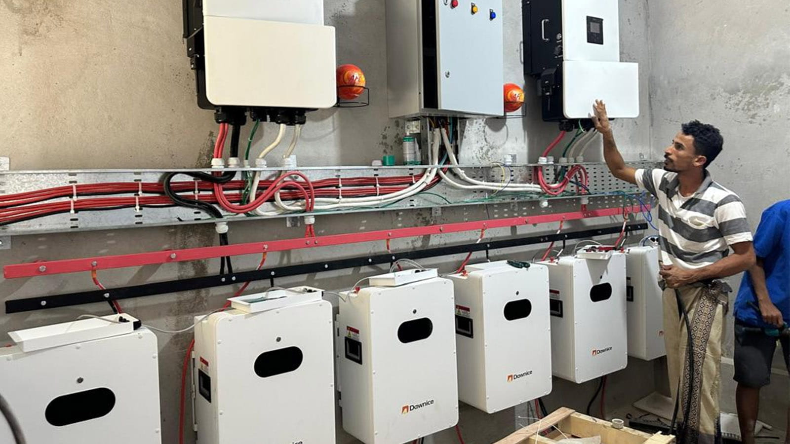 60kwh-dawnice-storage-6x10kwh-battery-parallel-middle-east Netherlands Customer 2mwh Industrial And Commercial System Project