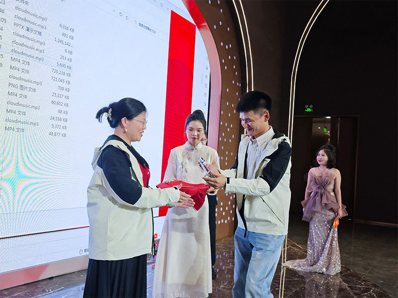 anni-award-handover