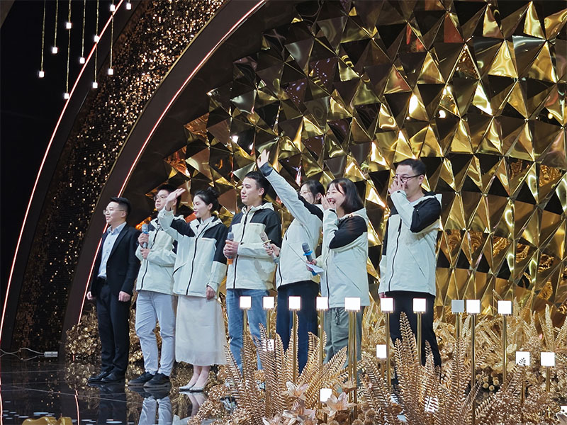anni-stage-team-sing