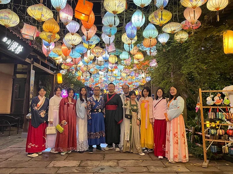 life-hanfu-lantern-night
